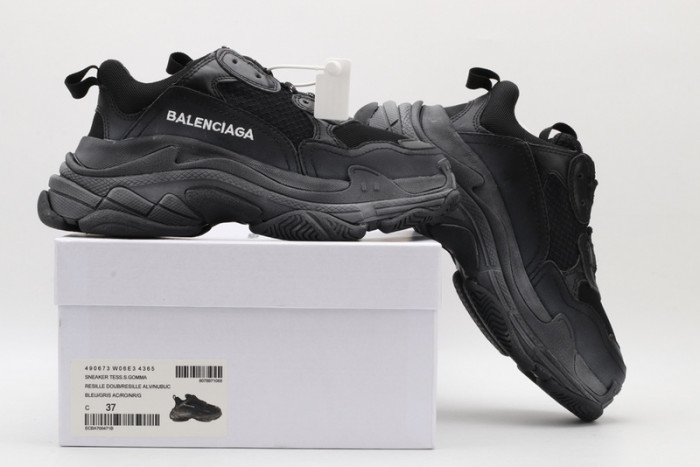 BL BLACK TRIPLE S TRAINER W06G01001